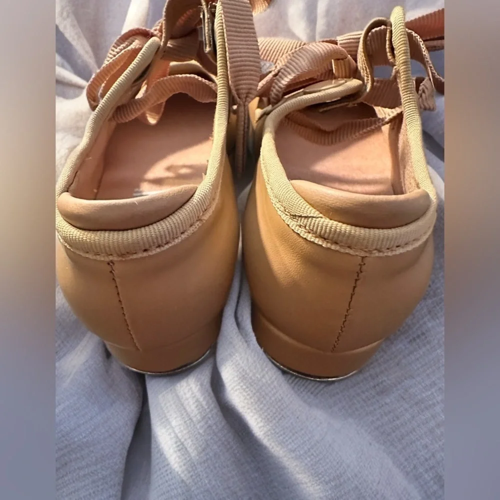 NEW Girl's Annie Tyette Dance Shoe Size Little Girl 8.5 Beige